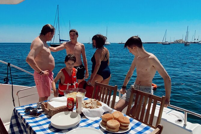 2H Lisbon Private Luxury Catamaran Tour with Welcome Drink - What the crew adds to the experience