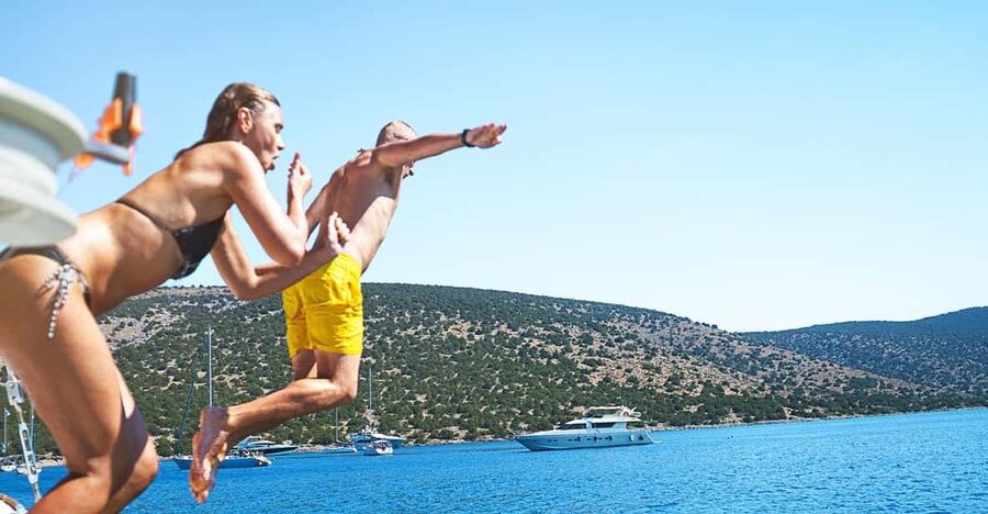 Boat Party to the Beach with Swimming Stops, DJ and Open Bar - The return ride to Praça do Comércio