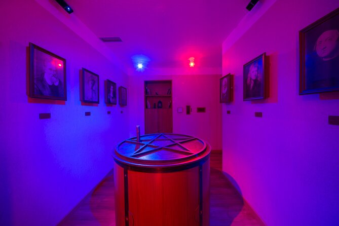 Escape Hunt Experience - Entering the Escape Hunt room in Lisbon