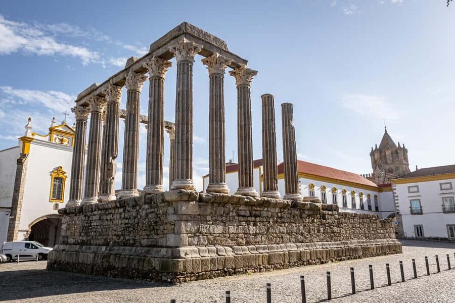 Évora: Flexible Walking Tour in Historic Center - Praça de Sertório and the Roman baths beneath the Town Hall