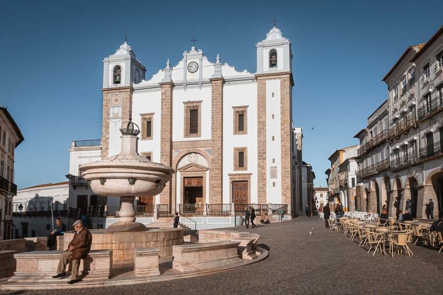 Évora: Flexible Walking Tour in Historic Center - Praça do Giraldo and Évora’s main shopping street