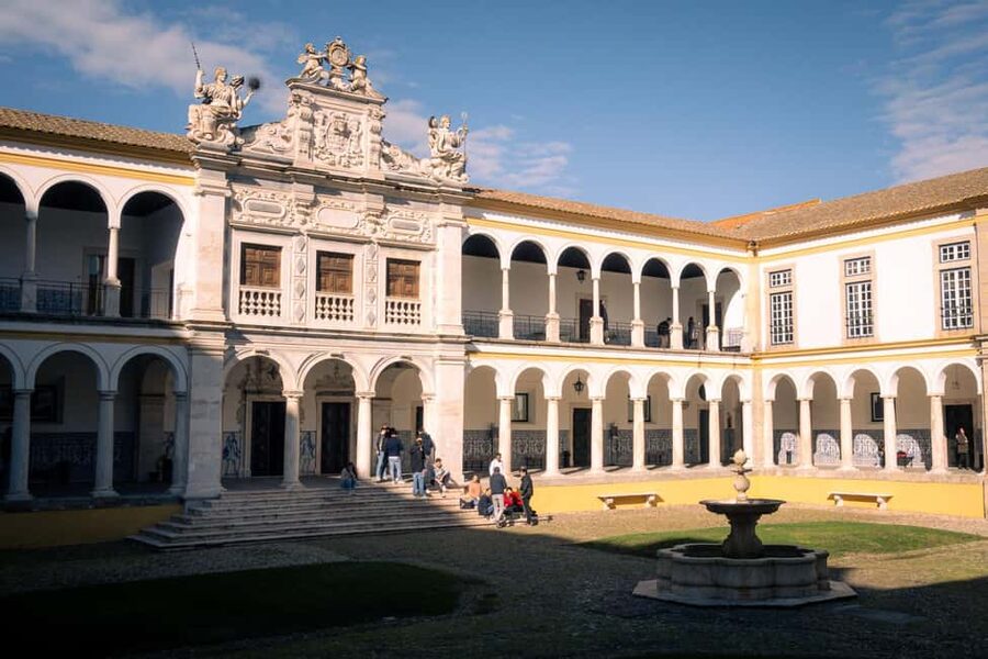 Évora: Flexible Walking Tour in Historic Center - Starting at Porta Velha da Lagoa and the Água de Prata Aqueduct