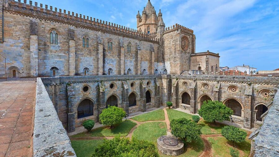 Évora: Private tour with entrance tickets to main monuments - Myths, legends, and details you could miss