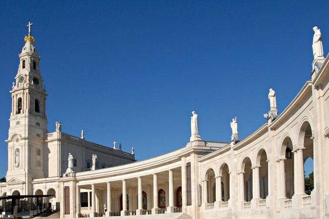 Faith and Heritage: Fátima, Batalha, Nazaré, Óbidos from Lisbon - What the guide adds to the day