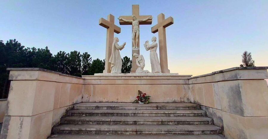 Fátima Private Tour: Shrine| Sacred Path |Shepherds House - The basilica and the tombs of the shepherd children