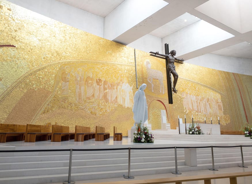 Fátima: Sanctuary and Aljustrel Village, Private Guided Tour - Meeting at the High Cross
