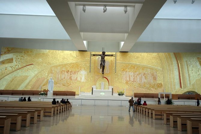 Fatima Sanctuary Private Tour from Lisbon - Entering the Basilica of Our Lady of the Rosary