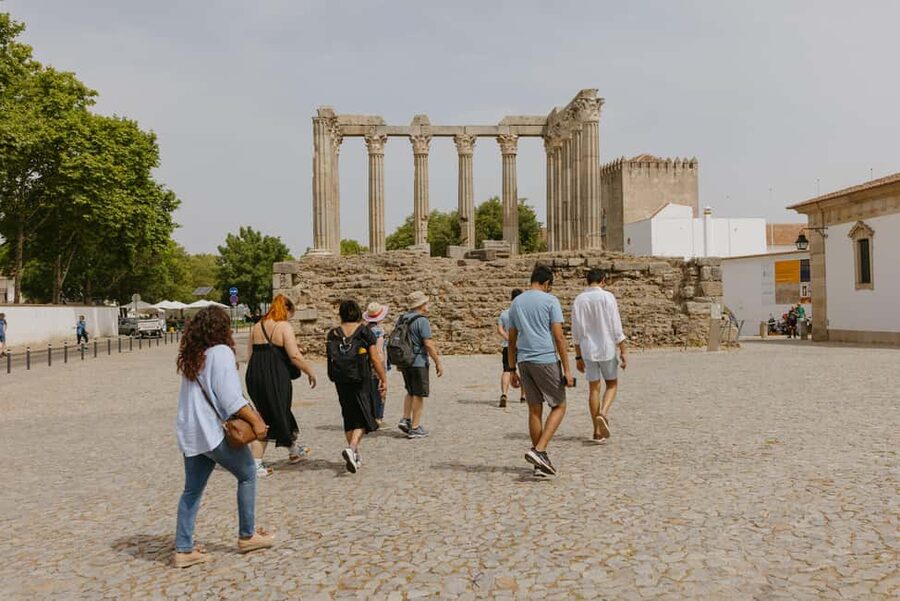 From Lisbon: Évora and Monsaraz Day Tour with Wine Tasting - Évora’s Roman Temple and central squares