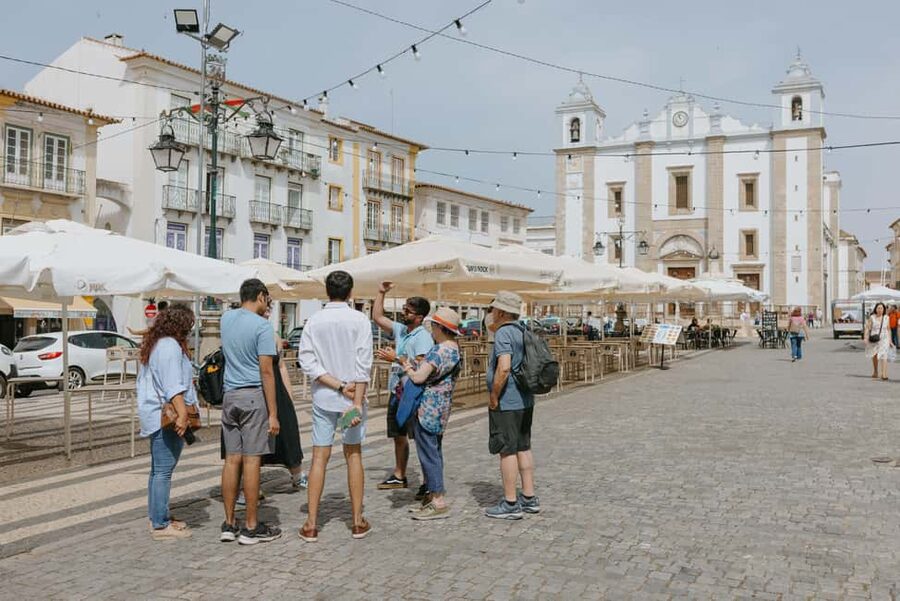 From Lisbon: Évora and Monsaraz Day Tour with Wine Tasting - Guides make the small group worthwhile