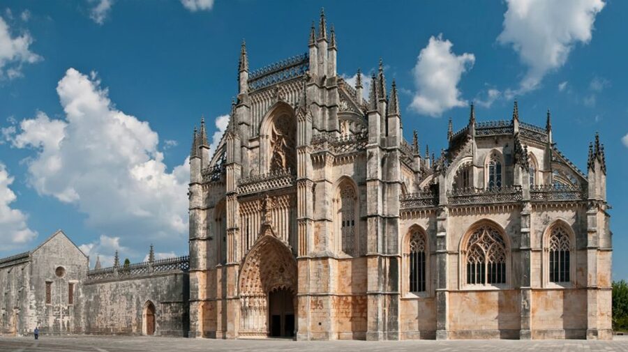 From Lisbon: Fátima, Batalha, Nazaré & Óbidos Full-Day Tour - Nazaré: fishing traditions, cliffs and giant surf