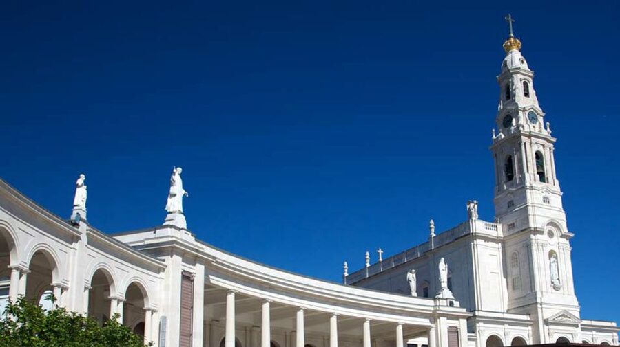 From Lisbon: Fátima, Batalha, Nazaré & Óbidos Full-Day Tour - Óbidos: the day’s storybook finish