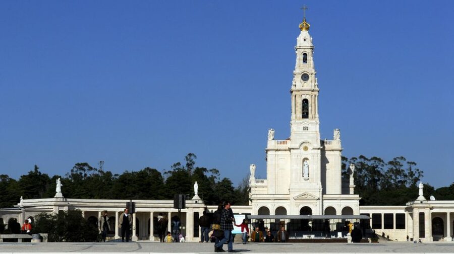 From Lisbon: Fátima, Batalha, Nazaré & Óbidos Full-Day Tour - Guides make the difference