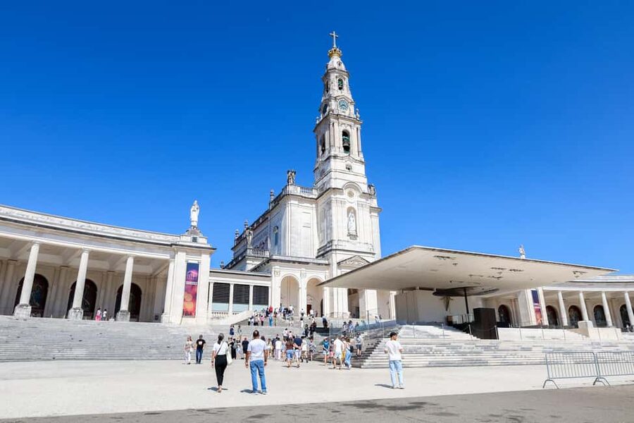 From Lisbon: Fátima, Nazaré & Sintra – 3 Cities Guided Tour - Starting in Lisbon and settling into the minivan