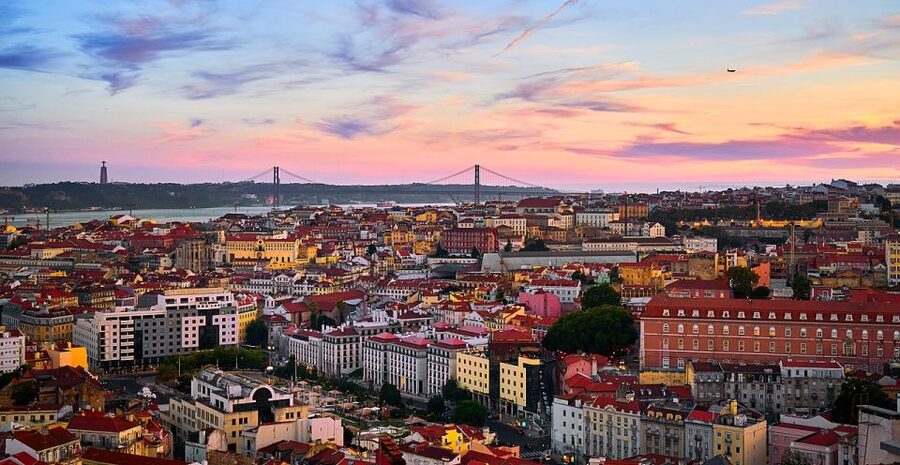 From Lisbon: Private Transfer to Porto with City Stops - Choosing between Óbidos, Nazaré, Fátima, Aveiro, and Coimbra