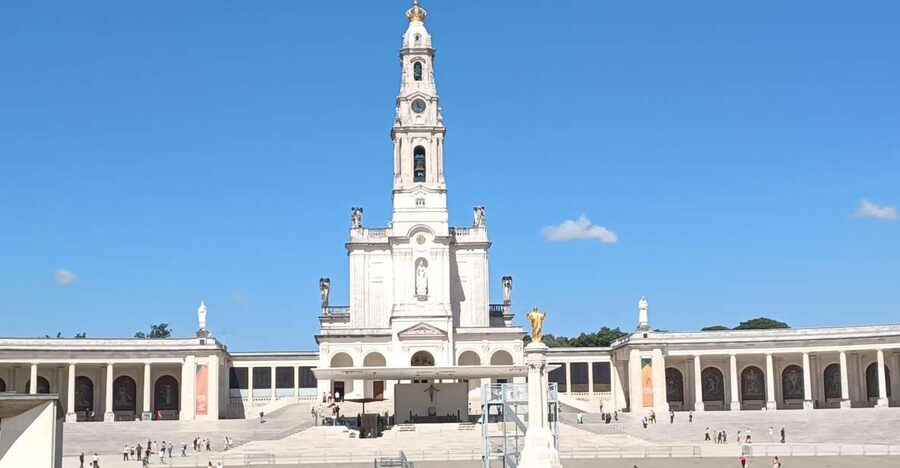 From Lisbon: Small Group Fátima & Little Shepherds Town Tour - Arriving at the Sanctuary of Fátima