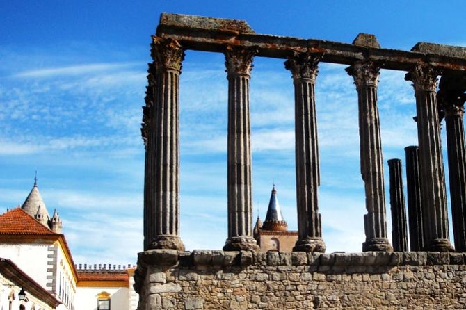 From Lisbon to Alentejo: Évora and Megaliths Full-Day Tour - Lunch and free time at Praça do Giraldo