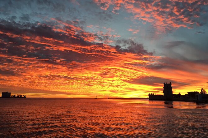 Golden Hour Boat Tour - Sailing by the Monuments with Wine - Morning sail or sunset outing?