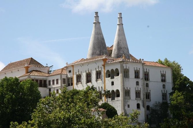Group to Pena Palace, Sintra (pass by Regaleira) and Cascais - What the guide adds to the day