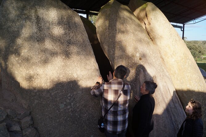 Half Day Megaliths Cromlech Tour from Evora by Archaeologists - Meeting Bianca and Gonzalo at Évora’s Roman Temple
