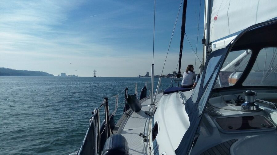 Lisbon: 2-Hour Sailing Yacht Cruise & Guided Tour w/2 drinks - Setting out past the Monument to the Discoveries