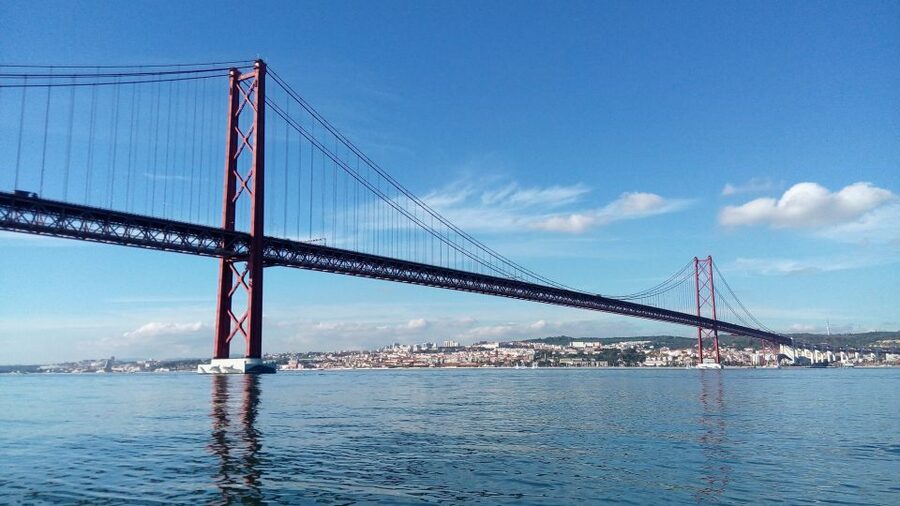 Lisbon: 2-Hour Sailing Yacht Cruise & Guided Tour w/2 drinks - Looking through Rua Augusta Arch toward Praça do Comércio