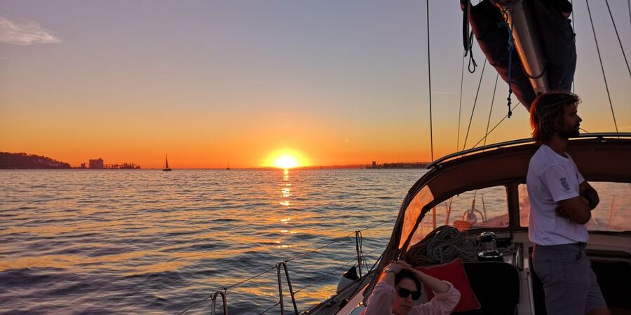 Lisbon: 2-Hour Sunset Sailing Tour on Luxury Sailing Yacht - Meeting the yacht near the Discoveries Monument