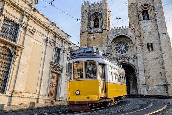 Lisbon 24 Hours Pass with Tram 28 Riding Ticket - Glória, Bica, and Lavra funiculars