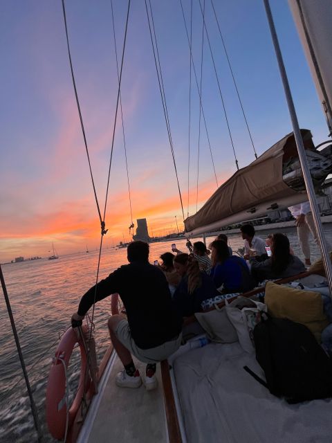 Lisbon: 2H Sunset Boat Cruise Tour with Drinks - How the crew shapes the evening