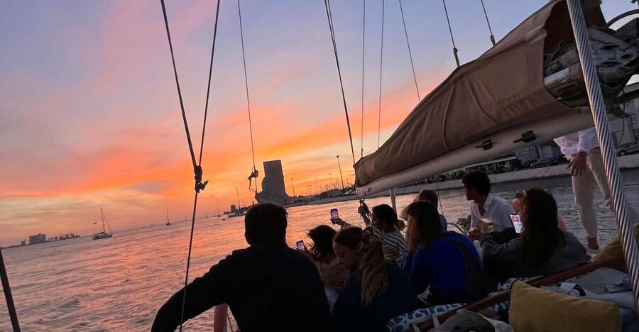 Lisbon: 2H Sunset Boat Cruise Tour with Drinks - Praça do Comércio and Lisbon’s central waterfront