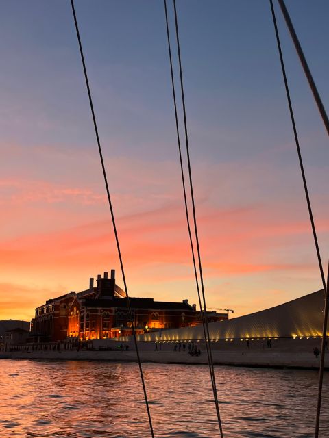 Lisbon: 2H Sunset Boat Cruise Tour with Drinks - Alfama from the river