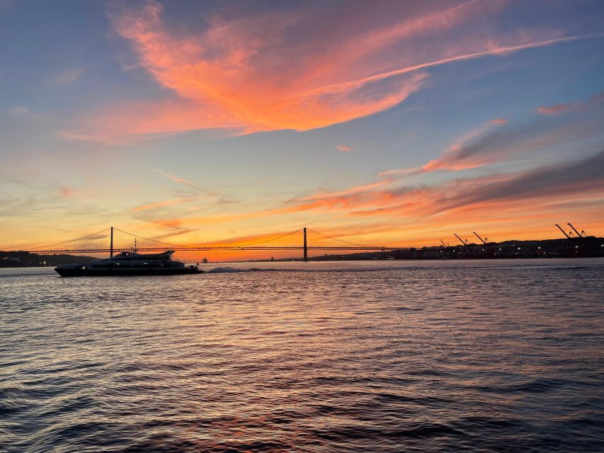 Lisbon: 2H Sunset Boat Cruise Tour with Drinks - Crossing beneath the 25th of April Bridge