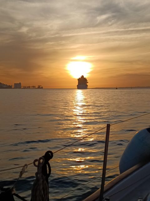 Lisbon: 2H Sunset Boat Cruise Tour with Drinks - Cristo Rei across the Tagus