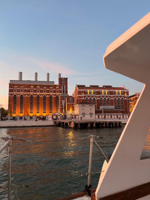 Lisbon: 2H Sunset Boat Cruise Tour with Drinks - The Discoveries monument and Belém Tower