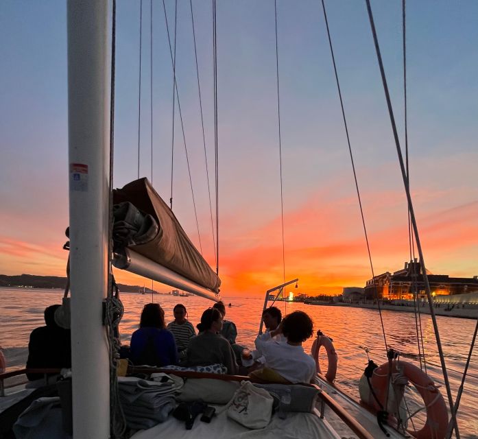 Lisbon: 2H Sunset Boat Cruise Tour with Drinks - MAAT and the western riverfront