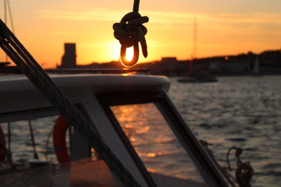 Lisbon: 2H Sunset Boat Cruise Tour with Drinks - Welcome drinks and Portuguese tasting plates