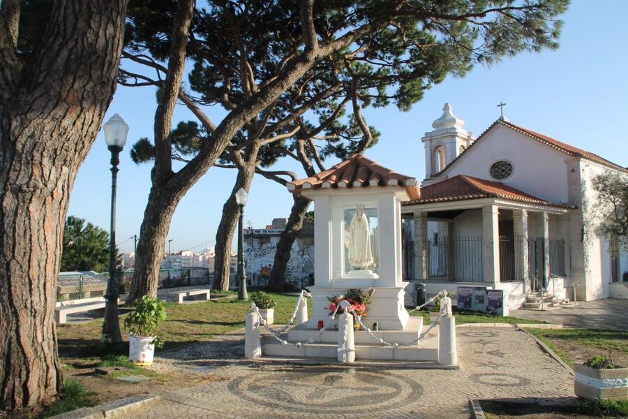 Lisbon: 3-Hour Sightseeing Tour by Tuk-Tuk - The guides make the biggest difference