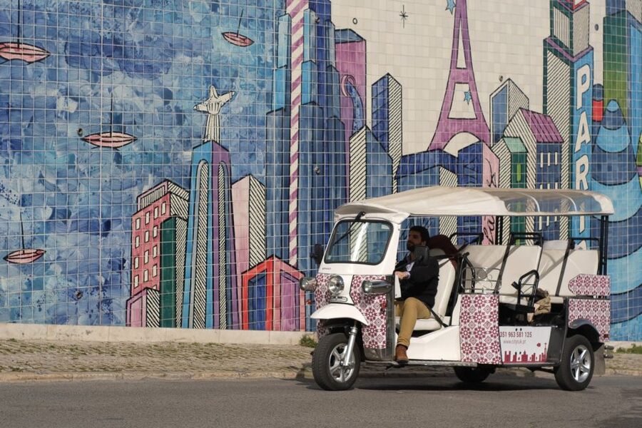 Lisbon: 3-Hour Street Art Tuk Tuk Tour - Castelo and Graça: old quarters with a modern layer