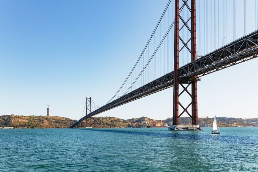 Lisbon: 72/96-Hour Hop-On Hop-Off Bus, Tram & Boat Ticket - Taking the purple bus east to Oriente
