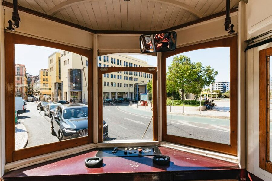 Lisbon: 72/96-Hour Hop-On Hop-Off Bus, Tram & Boat Ticket - Using the public trams without confusion