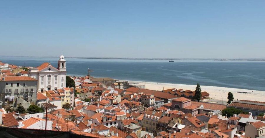Lisbon: Alfama and São Jorge Castle Quarters Walking Tour - Who should book this Alfama walk