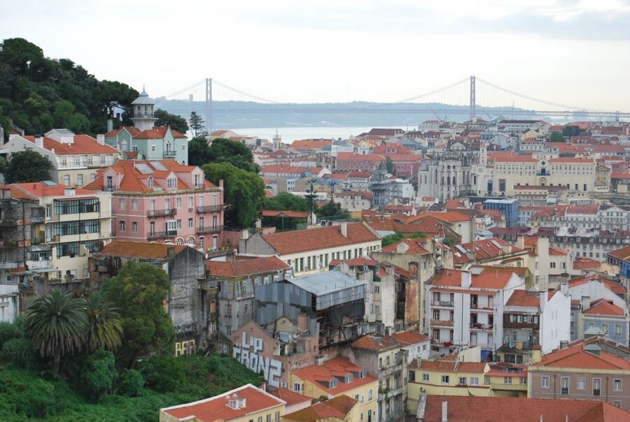 Lisbon: Alfama and São Jorge Castle Quarters Walking Tour - Starting at the Casa dos Bicos
