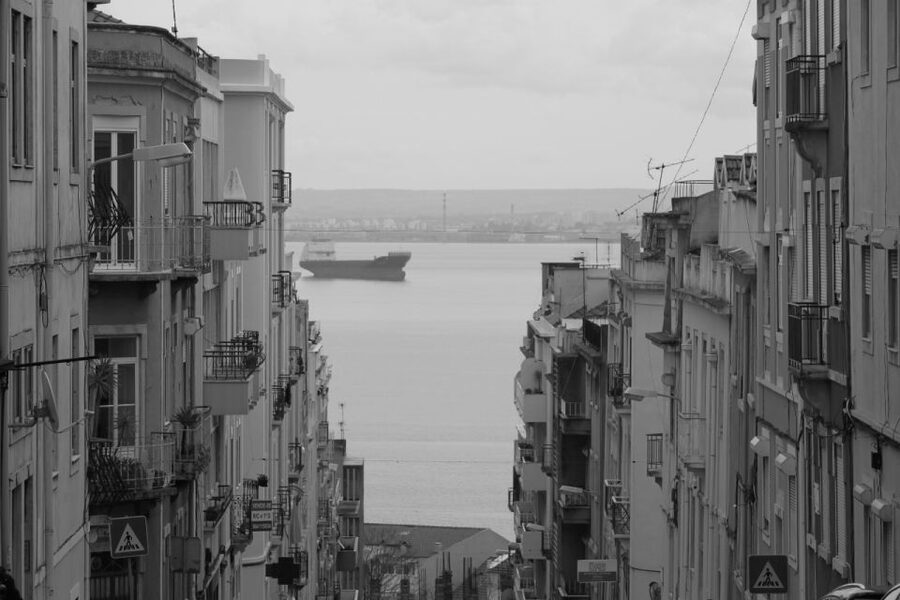 Lisbon: Alfama and São Jorge Castle Quarters Walking Tour - Lisbon Cathedral and its mixed architecture