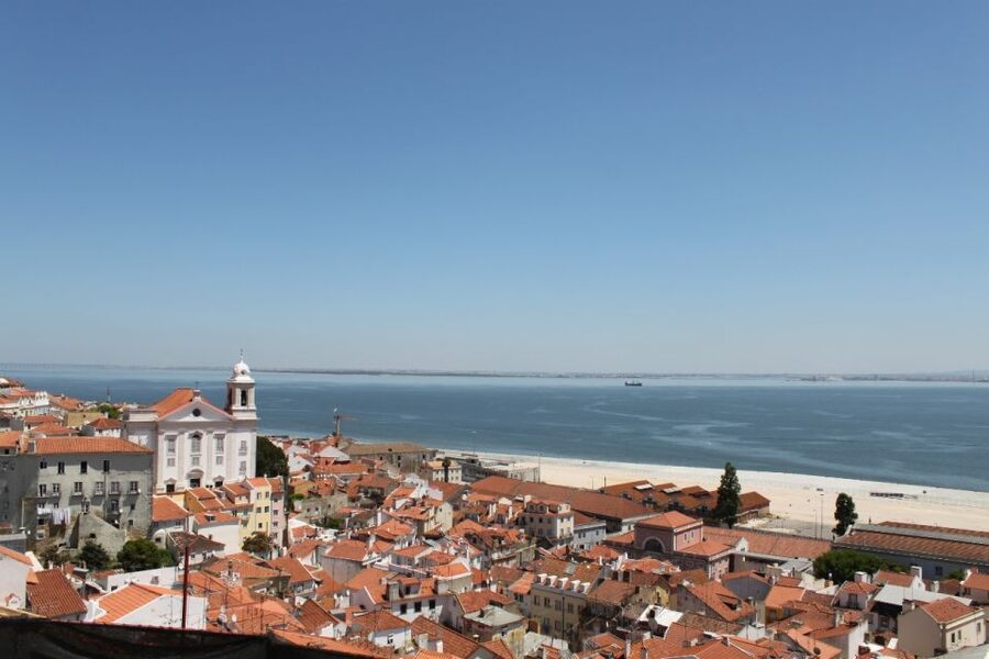 Lisbon: Alfama and São Jorge Castle Quarters Walking Tour - The Portas do Sol pause