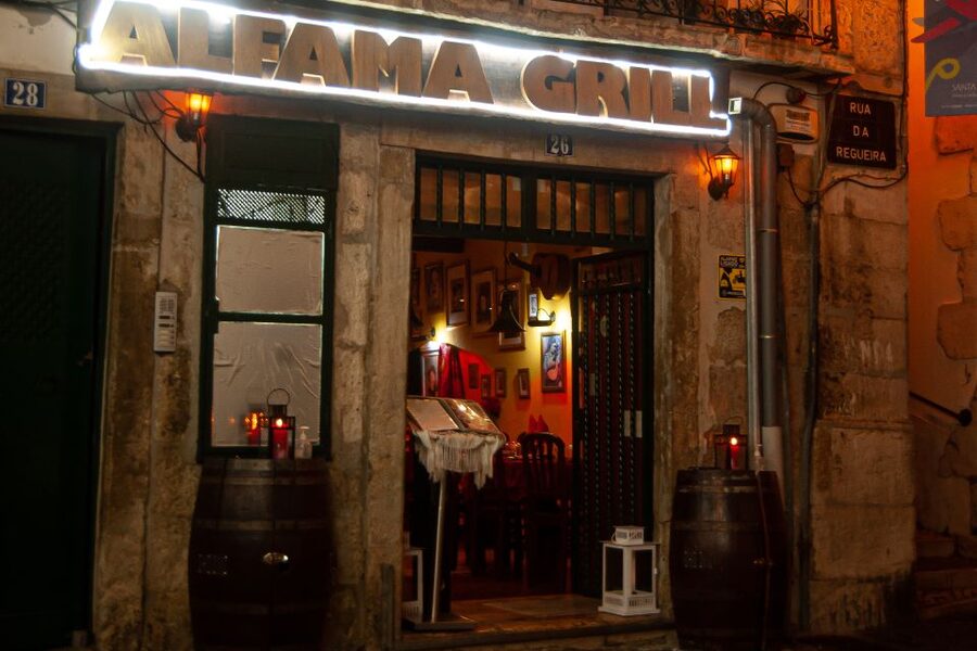 Lisbon: Alfama Tour and Live Fado with Traditional Dinner - Alfama dinner and the set menu