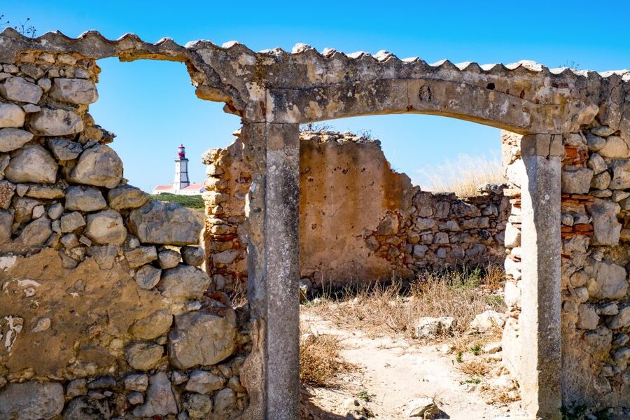 Lisbon: Arrábida Natural Park and Sesimbra Day Trip - Saint Margareth Cave and the Portinho harbor