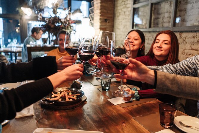 Lisbon: Award-Winning Guided Walking Food Tour with Local Drinks - Meeting your guide near Praça do Comércio