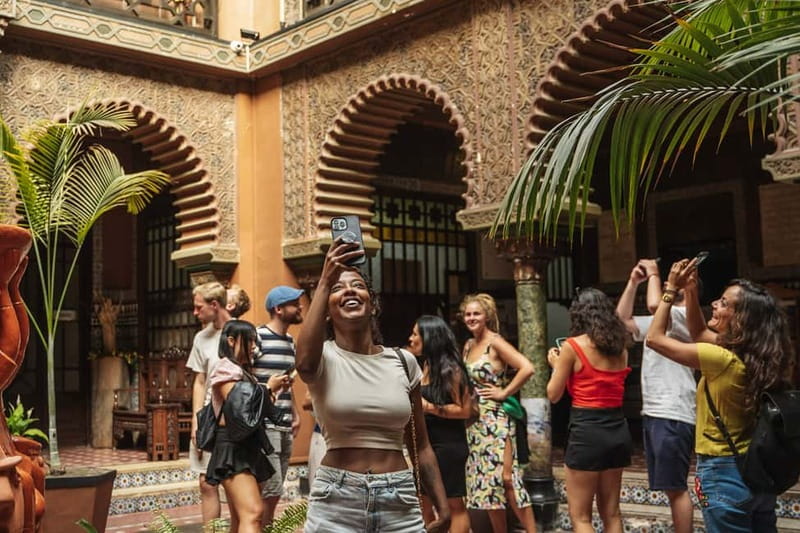 Lisbon: Baixa Food Walking Tour with Drinks - How the guides affect the evening