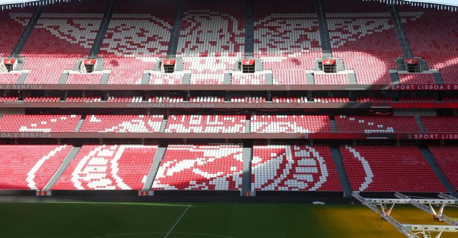 Lisbon: Benfica Luz Stadium Tour with Souvenir Scarf - Hall of Fame, VR, and the tunnel to the pitch