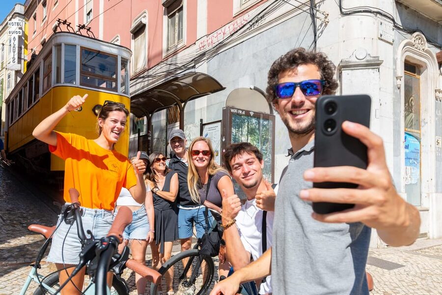 Lisbon Bike Tour: Langs de rivier van Belém naar Lissabon - Ginjinha, pastel de nata, and a useful café break