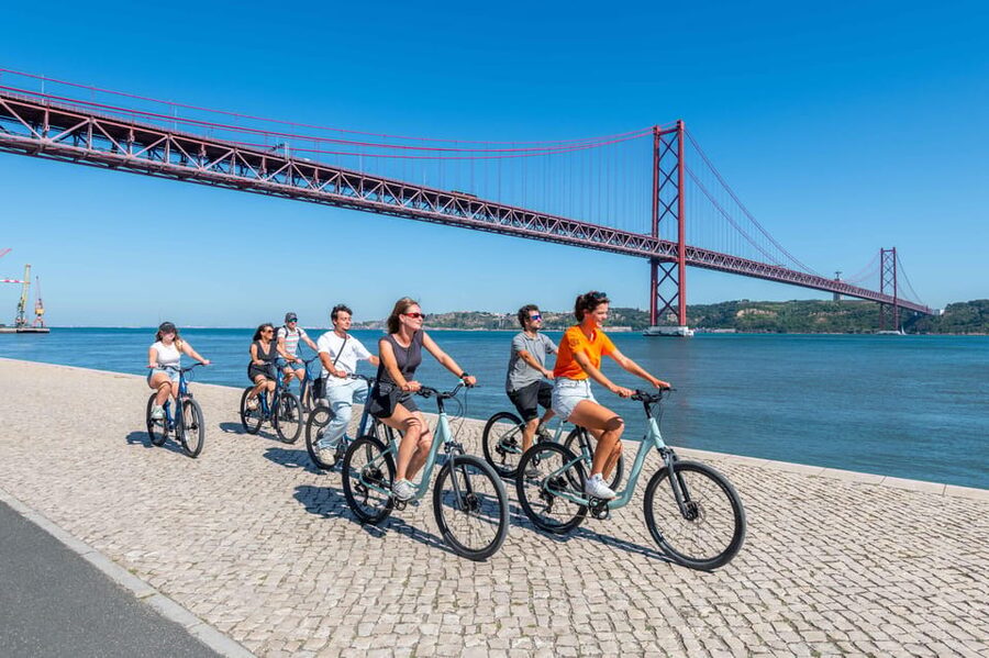 Lisbon Bike Tour: Langs de rivier van Belém naar Lissabon - Lisbon’s central squares and Pink Street